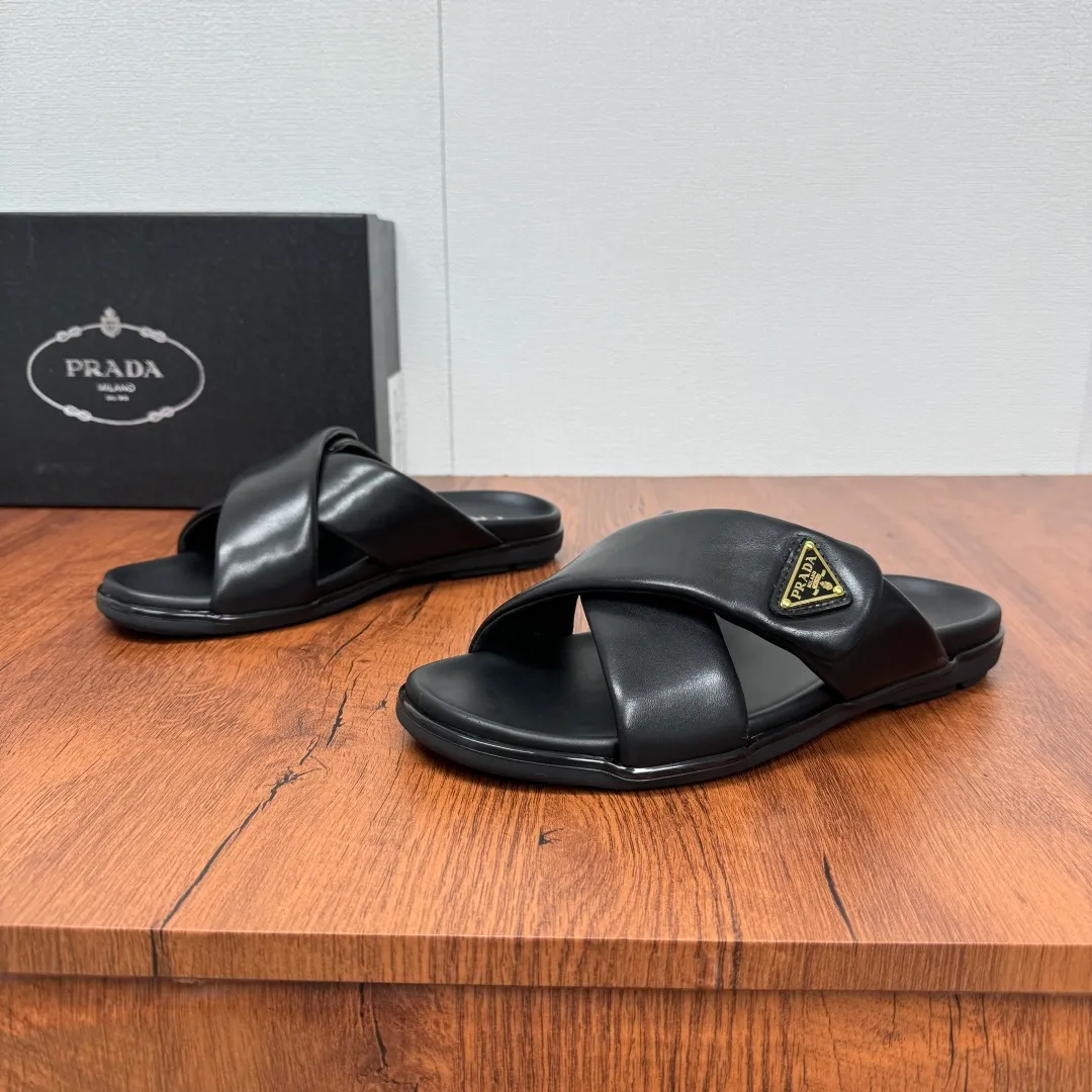 Batch 580 Prada/Prada's new men's leather cross slippers. Velcro closure can finely adjust the size. Calf leather light luxury slippers. Thick soft calf leather wraps the upper. Fat but soft rubber lazy style, soft and comfortable, excellent foot feel. Genuine leather bottom layer, cross style, with a Velcro closure buckle, easy to adjust the appropriate size, and a perfect fit for the wearing experience. The enamel gold triangle logo highlights the brand's classic features. Lightweight rubber thin sole, high foot comfort! Complete package! Size: 39-40-41-42-43-44-45 Leather shoe size Item number: 2X7132 Black